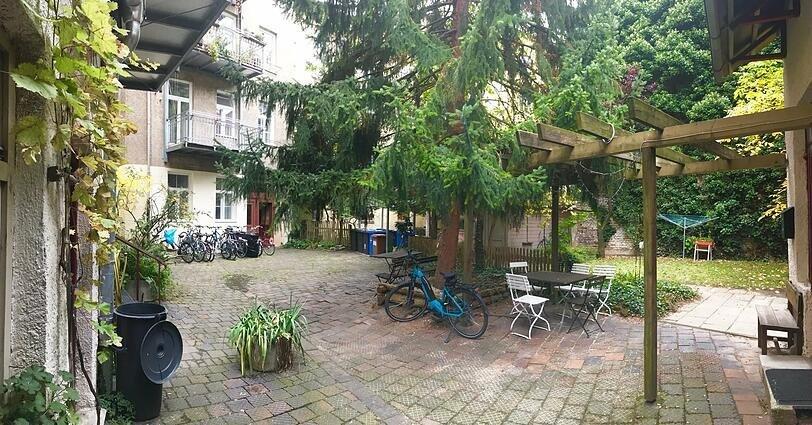 Und so sah es vor dem Kahlschlag aus: Hier trafen sich Nachbarn, spielten Kinder - bald sollen Bagger für den geplanten Neubau kommen