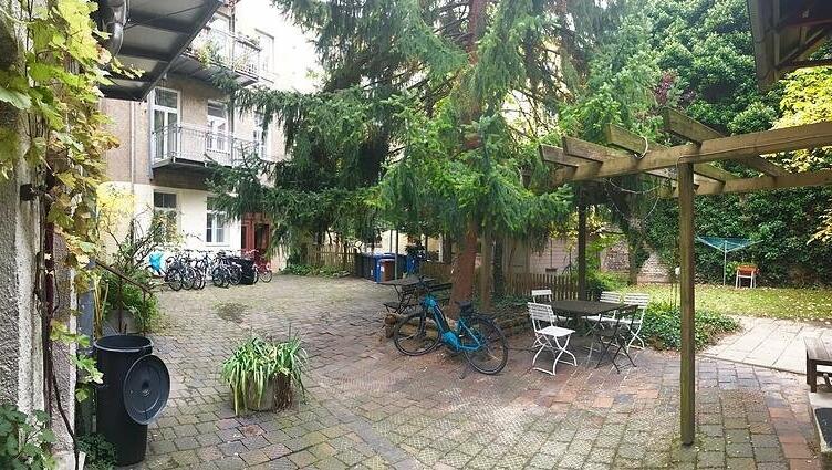 Und so sah es vor dem Kahlschlag aus: Hier trafen sich Nachbarn, spielten Kinder - bald sollen Bagger für den geplanten Neubau kommen Und so sah es vor dem Kahlschlag aus: Hier trafen sich Nachbarn, spielten Kinder - bald sollen Bagger für den geplanten Neubau kommen