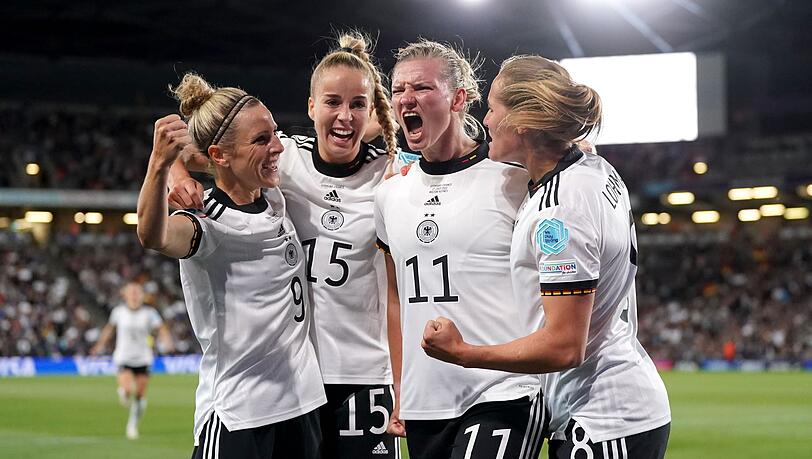 Alexandra Popp (2.vr) jubelt mit ihren Teamkolleginnen. Sie und vier weitere deutsche Spielerinnen wurden als Teil der beste WM-Elf ausgezeichnet.