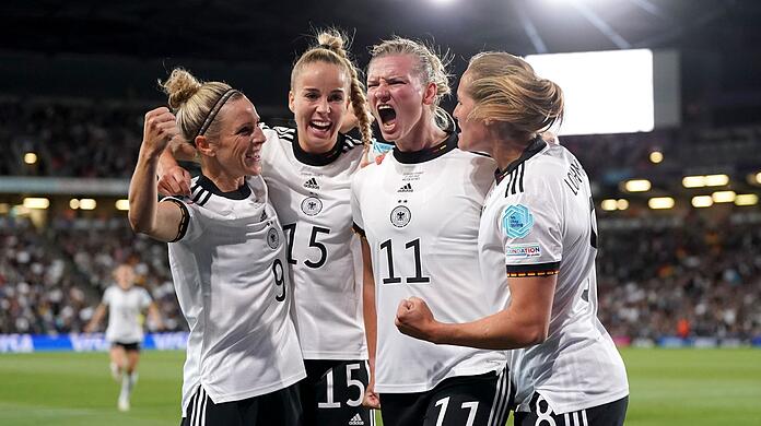 Alexandra Popp (2.vr) jubelt mit ihren Teamkolleginnen. Sie und vier weitere deutsche Spielerinnen wurden als Teil der beste WM-Elf ausgezeichnet.