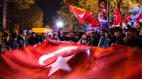Anhänger des amtierenden Präsidenten Recep Tayyip Erdogan feiern das Ergebnis des ersten Wahlgangs in Istanbul.
