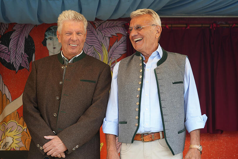 Der Schichtl Manfred Schauer (rechts) begrüßt OB Dieter Reiter. Köpfen lassen will sich der aber in diesem Jahr nicht.
