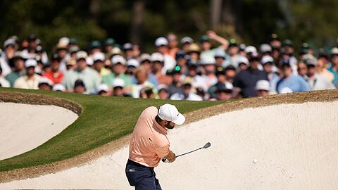 Golf: Scottie Scheffler schlägt aus dem Bunker am siebten Loch. Er gewinnt zum zweiten Mal die US Masters.