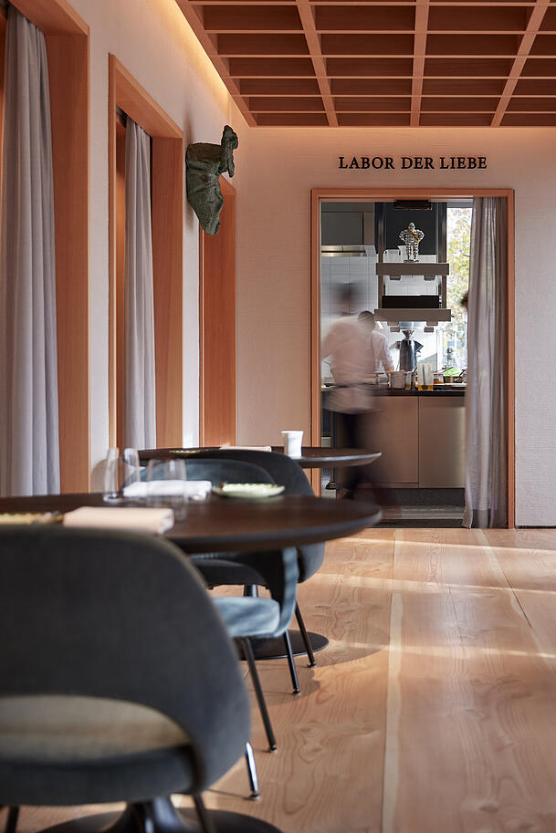 Im Oktober 2022 hat Jan Hartwig sein Restaurant Jan in München eröffnet. Im Oktober 2022 hat Jan Hartwig sein Restaurant Jan in München eröffnet.