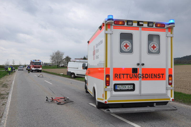 Am Mittwochnachmittag ereignete sich zwischen Erharting und Winhöring ein tödlicher Verkehrsunfall. Ein Radfahrer wurde von einem Kastenwagen frontal erfasst und stirbt noch an der Unfallstelle.