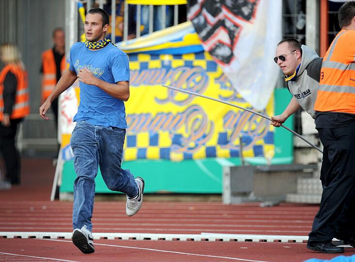 Braunschweig-Fans rennen im Eintracht Stadion auf das Spielfeld...