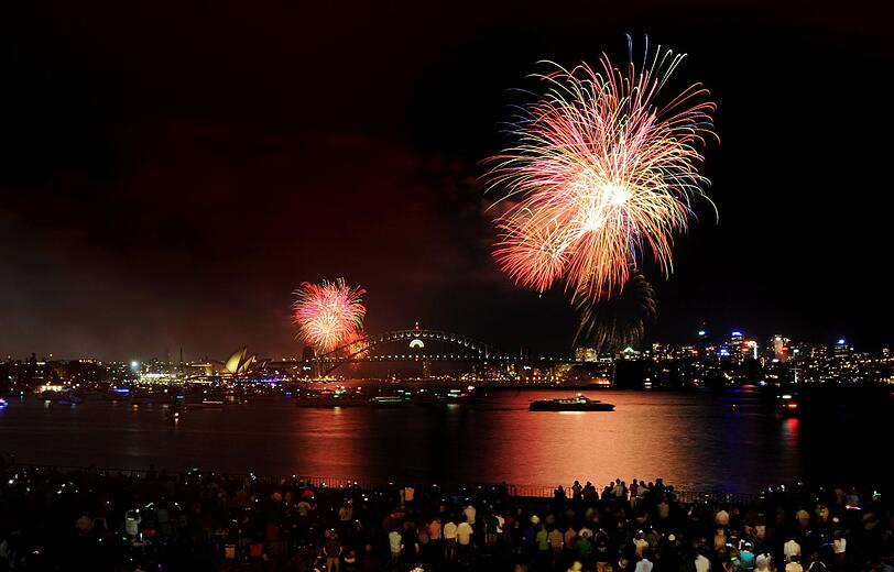 Über dem Opera House ist bereits ein Feuerwerk zu sehen.