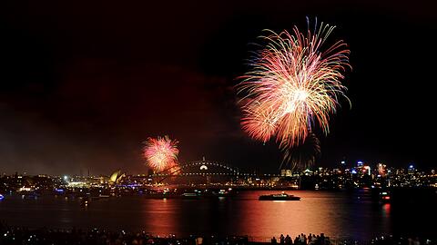 Über dem Opera House ist bereits ein Feuerwerk zu sehen.