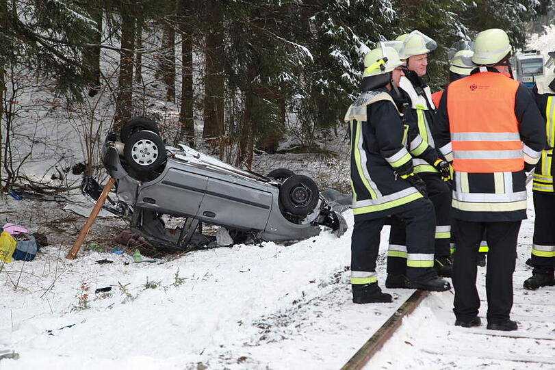 Am Bahnübergang zwischen Piesenkam und Warngau rammt ein Regionalzug ein Auto. Ein Mensch stirbt, weitere werden eingeklemmt.