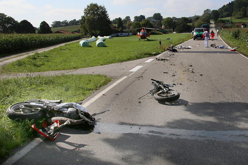 Heftiger Unfall bei Mühldorf: Ein junger Mann stürzte mit seinem Motorrad und geriet unter den Anhänger eines Traktors.