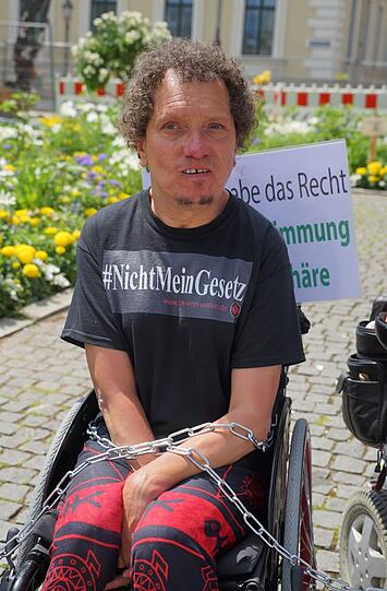 Ulf Knickmeier wohnt seit 30 Jahren in einer Wohnung mit sechs Bewohnern. &bdquo;Ich gehe nie wieder in ein Pflegeheim!&ldquo;, sagt er. Zwei Jahre hat er in einem gelebt: "Eine Selbstbestimmung ist da überhaupt nicht gegeben."