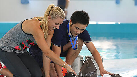 Angelique Kerber beim Besuch des Dolphin Research Center im chinesischen Wuhan.