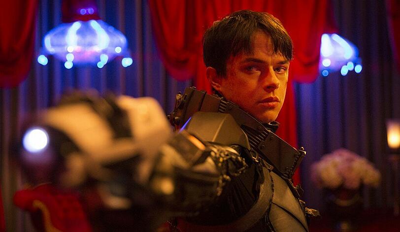 Valerian (Dane DeHaan) zögert nicht lang, wenn es ums Schießen geht.
