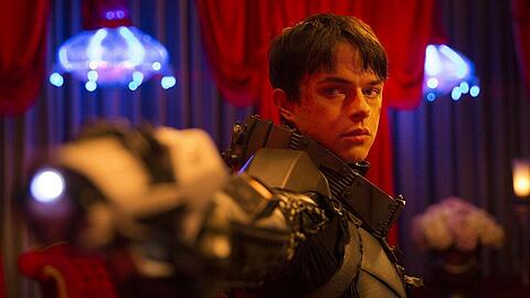 Valerian (Dane DeHaan) zögert nicht lang, wenn es ums Schießen geht.
