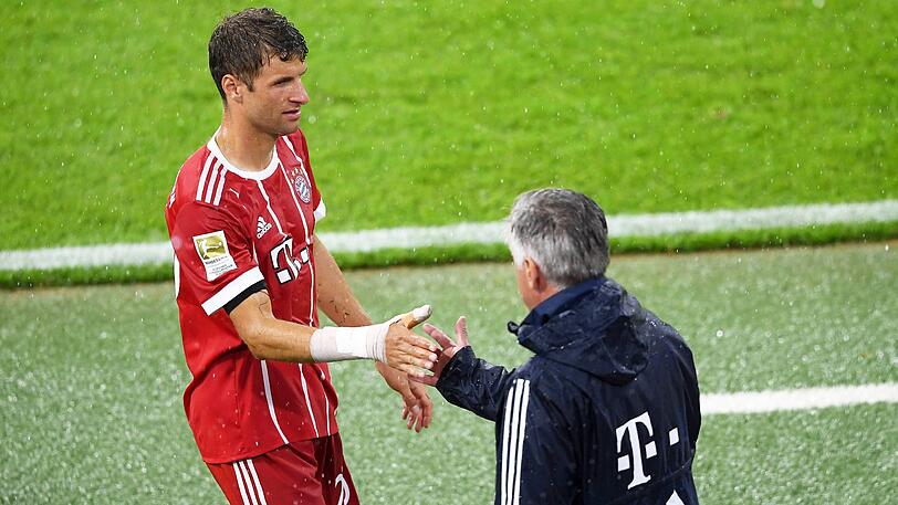 Nicht immer einer Meinung beim FC Bayern: Thomas Müller (li.) und Trainer Carlo Ancelotti.