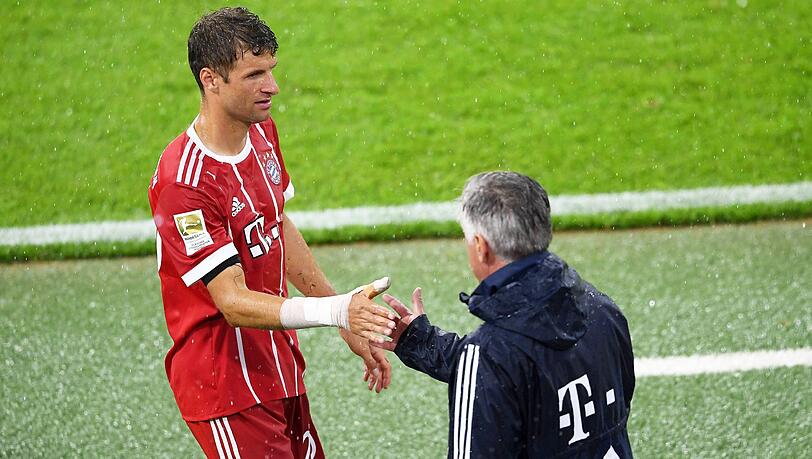 Nicht immer einer Meinung beim FC Bayern: Thomas Müller (li.) und Trainer Carlo Ancelotti.