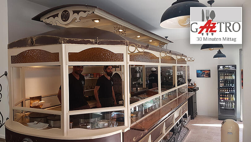 Noch ist mittags nicht viel los, aber schön schaut die Tram im Café allemal aus. Noch ist mittags nicht viel los, aber schön schaut die Tram im Café allemal aus.