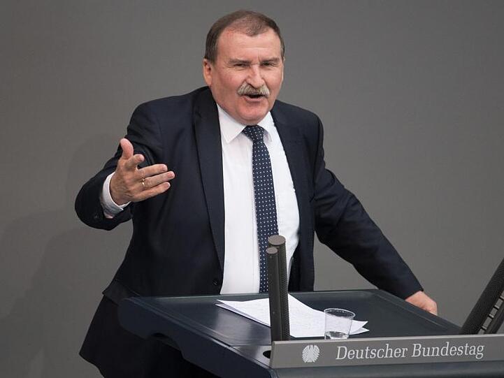 Max Straubinger (CSU) spricht während einer Sitzung des Deutschen Bundestages. Foto: Jörg Carstensen/dpa/Archivbild