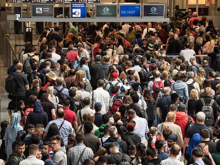 Reisende stehen vor der Sicherheitskontrolle im Terminal 2 des Flughafens Frankfurt.