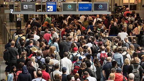 Reisende stehen vor der Sicherheitskontrolle im Terminal 2 des Flughafens Frankfurt.