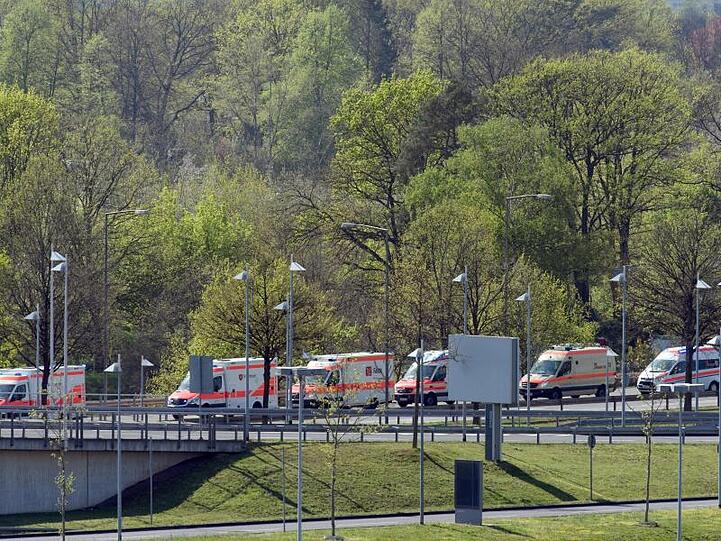 Mehrere Krankenwagen waren vor der Landung der Maschine am Flughafen eingetroffen.