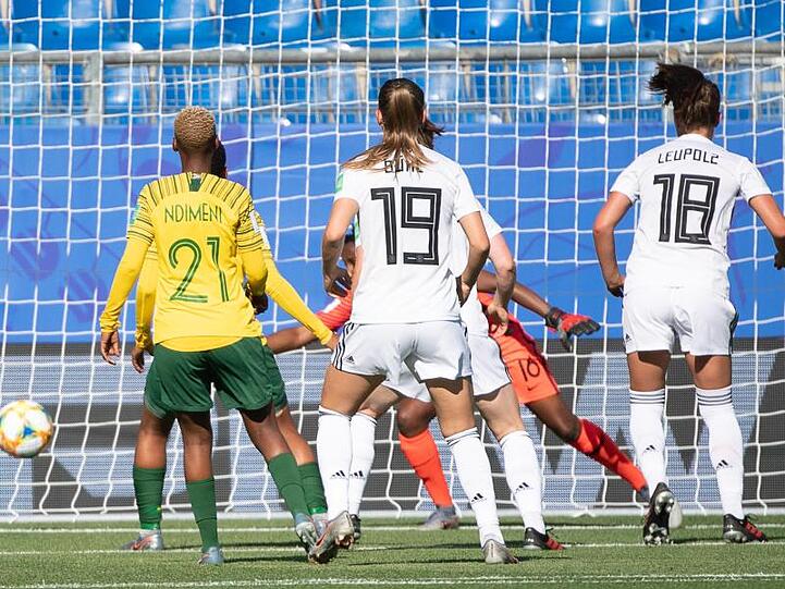Melanie Leupolz (r) trifft zur 1:0-Führung für die DFB-Frauen.