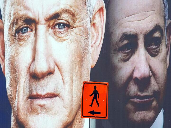 Ein Wahlplakat zeigt Benny Gantz (l) neben Benjamin Netanjahu.