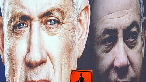 Ein Wahlplakat zeigt Benny Gantz (l) neben Benjamin Netanjahu.