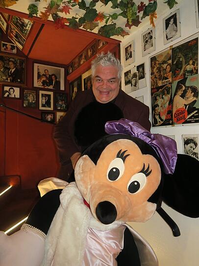 Verabschiedet sich von seinem Roy: Wirt und Entertainer Günther Grauer mit einem seiner größten Dekostücke - einer Minnie Maus.
