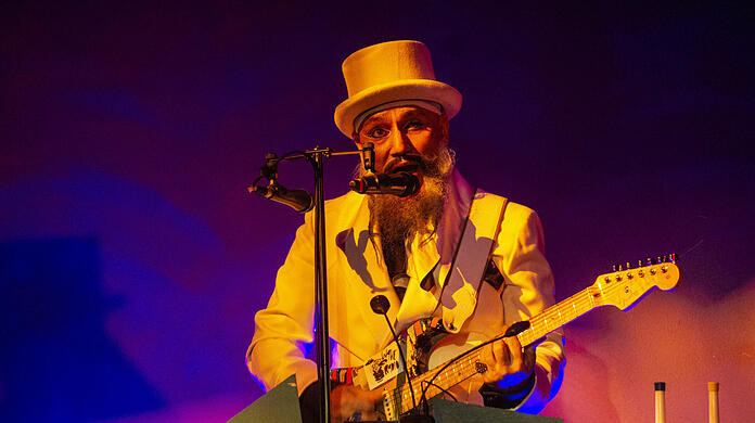 Ein Brite mit Wahlheimat Berlin in München: Elyas Khan mit seinem Sound zwischen Folk, Punk und Electro.