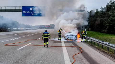 Der BMW stand in Vollbrand, als die Feuerwehr eintraf.