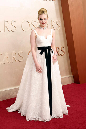 Elle Fanning sieht fantastisch aus in der Robe von Givenchy. Die neue Kreativdirektorin des Hauses Sarah Burton wählte sie aus, die erste Robe mit ihrer Handschrift zu tragen. Ich finde ein perfektes Match! Top auch der Oscar-Haartrend Dutt und die gewählten Preziosen von Cartier.