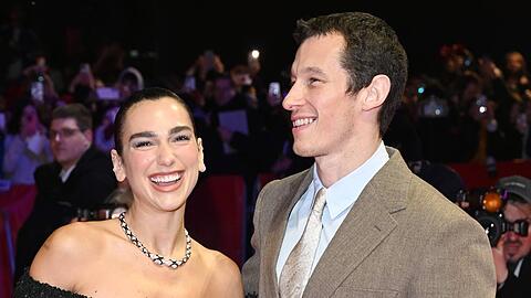 Dua Lipa und Callum Turner strahlten gl&uuml;cklich in Berlin.