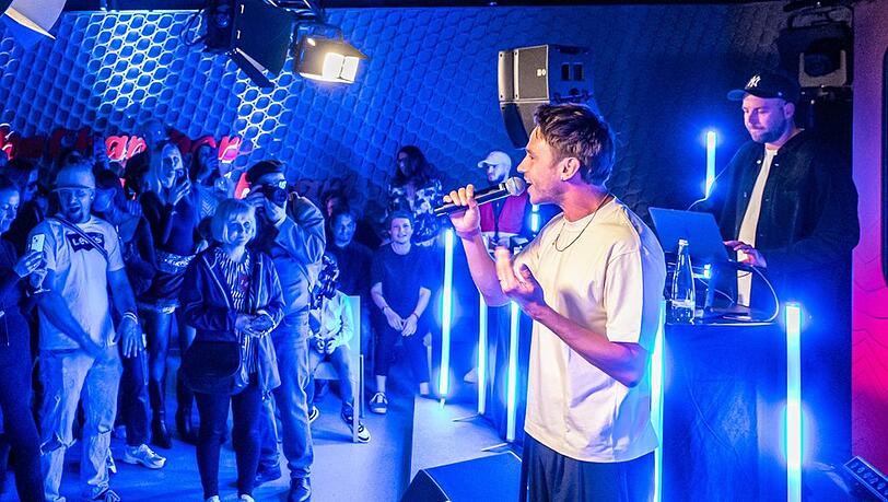 Clueso beim Auftritt im "House of New Energy" in Berlin.