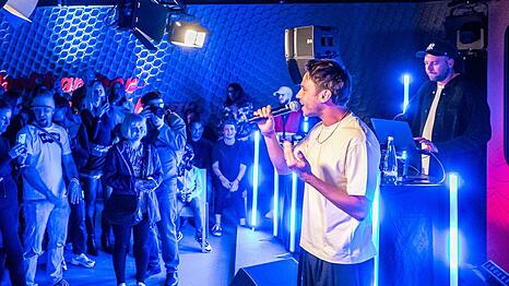 Clueso beim Auftritt im "House of New Energy" in Berlin.