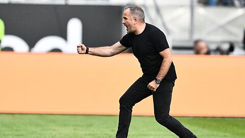 Trainer Manuel Baum hat den FC Augsburg erstmals an die Tabellenspitze der Fu&szlig;ball-Bundesliga gef&uuml;hrt.