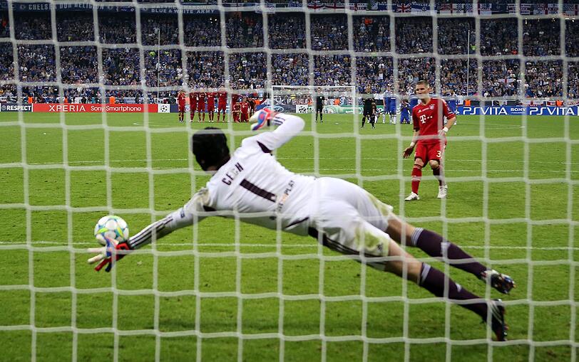 Der zweite Schuss des Dramas: Bastian Schweinsteiger trifft als letzter Bayern-Schütze im Elfmeterschießen nur den Pfosten.