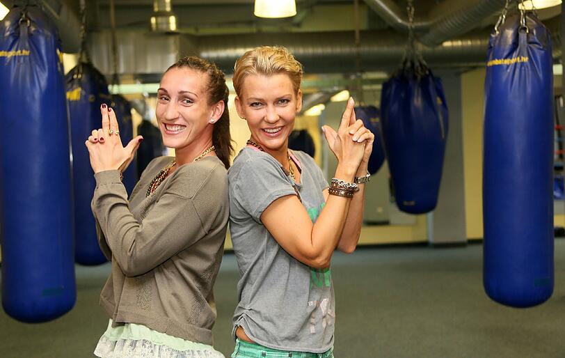 Kickbox-Weltmeisterin Julia Irmen (l.) und TV-Kommisssarin Alexandra Rietz in James-Bond-Pose.