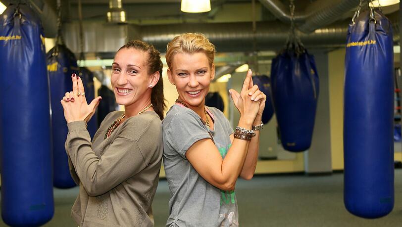 Kickbox-Weltmeisterin Julia Irmen (l.) und TV-Kommisssarin Alexandra Rietz in James-Bond-Pose. Kickbox-Weltmeisterin Julia Irmen (l.) und TV-Kommisssarin Alexandra Rietz in James-Bond-Pose.