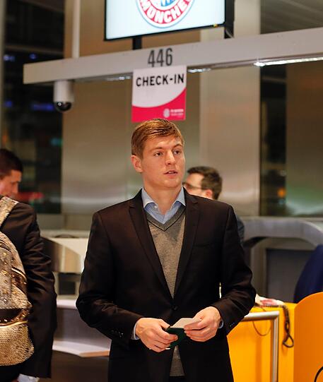 Die Bayern-Profis beim Abflug in München: Toni Kroos