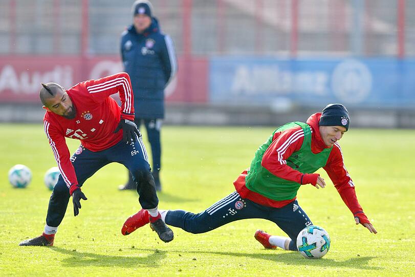 Im Training geht es hart zur Sache: Hier steigt Arturo Vidal mit vollem Einsatz gegen Robert Lewandowski ein.