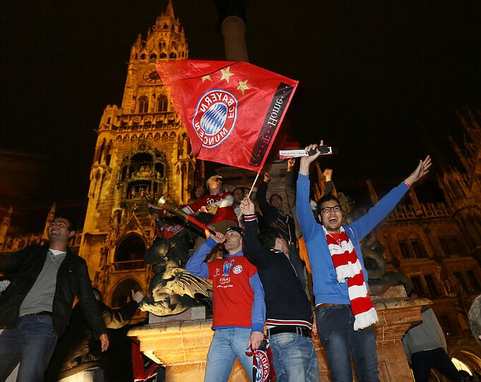 Die bisher letzte Fan-Party am Marienplatz: Bayern-Anhänger haben sogar die Mariensäule eingenommen. Nächsten Sonntag geht es weiter.