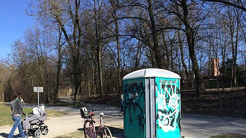 Die öffentlichen Klos an der Isar sind gefragt. Wie sie aussehen? Klicken Sie sich durch die Fotos.