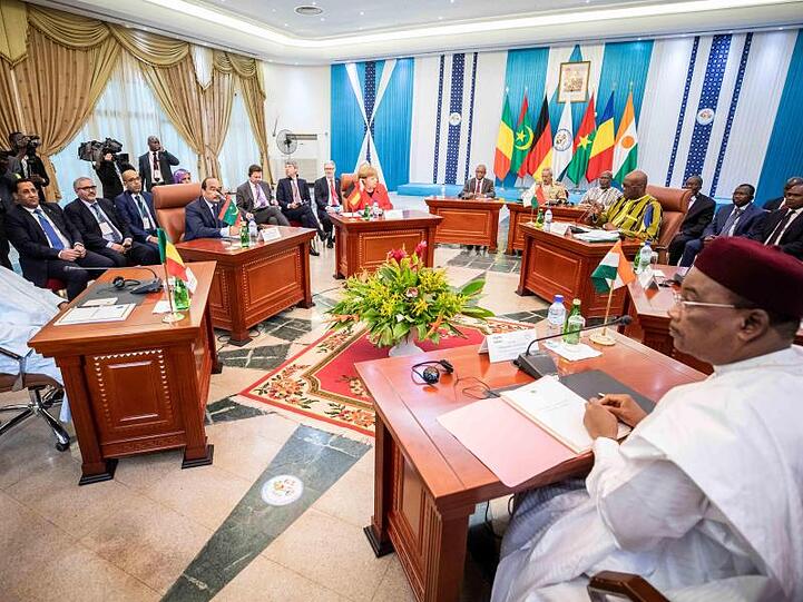 Merkel (M) beim Treffen der Regionalorganisation G5-Sahel.