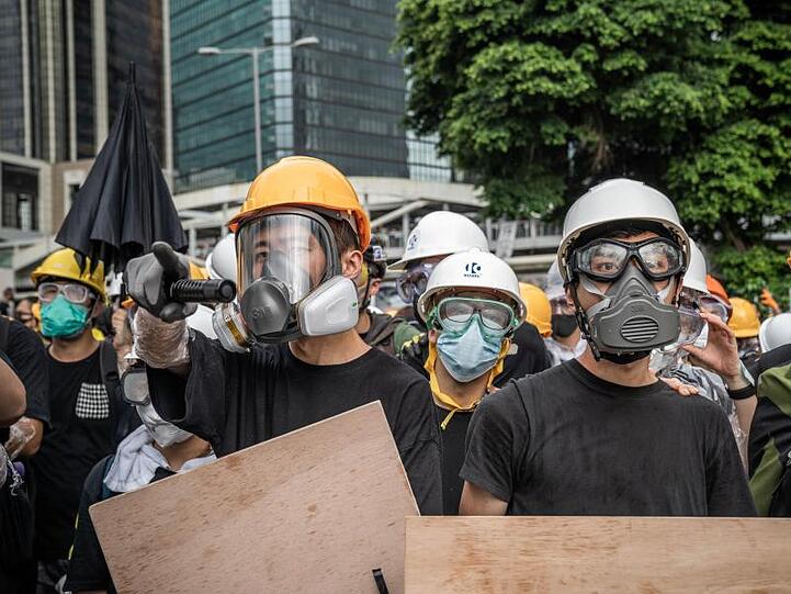 Schutz vor dem Pfefferspray: Viele der Demonstranten trugen Schutzbrillen und Masken.