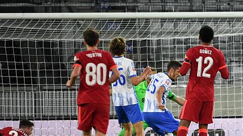 Berlins Neuzugang Stevan Jovetic (2.v.r./15) erzielt das Tor zum 4:2 gegen den FC Liverpool.