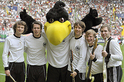 &bdquo;Wir sind alle total fußballgeil&ldquo;: Die Band Revolverheld um Sänger Johannes Strate (M.) hat mit &bdquo;Helden 2008&ldquo; den offiziellen deutschen EM&ndash;Song veröffentlicht.