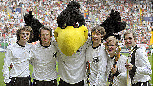 &bdquo;Wir sind alle total fußballgeil&ldquo;: Die Band Revolverheld um Sänger Johannes Strate (M.) hat mit &bdquo;Helden 2008&ldquo; den offiziellen deutschen EM&ndash;Song veröffentlicht.