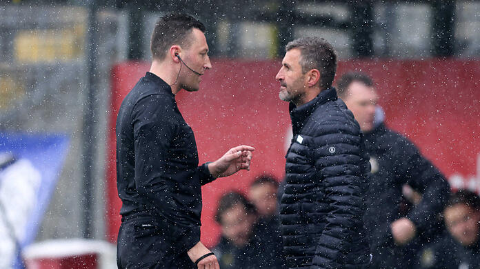 Schiedsrichter Sven Jablonski im Gespräch mit Michael Köllner - ab der nächsten Saison gibt es ein Augenpaar mehr