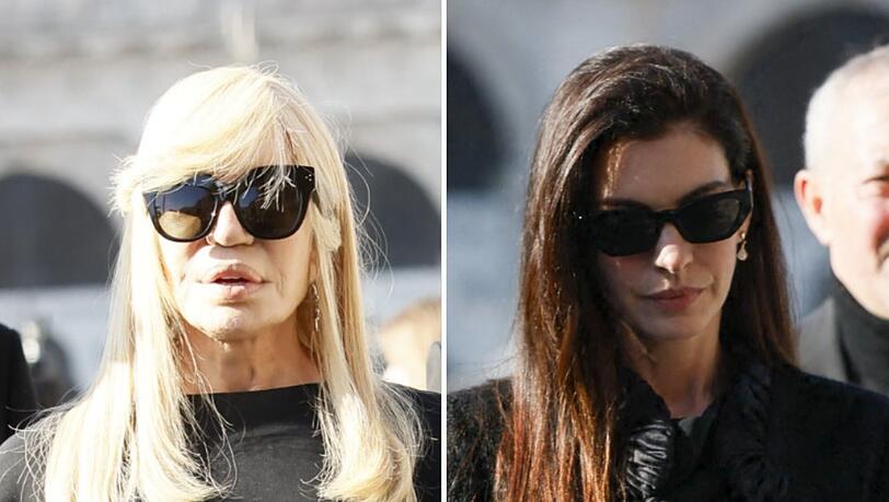 Donatella Versace (l.) und Anne Hathaway bei der Ankunft zur Trauerfeier für Valentino. Donatella Versace (l.) und Anne Hathaway bei der Ankunft zur Trauerfeier für Valentino.
